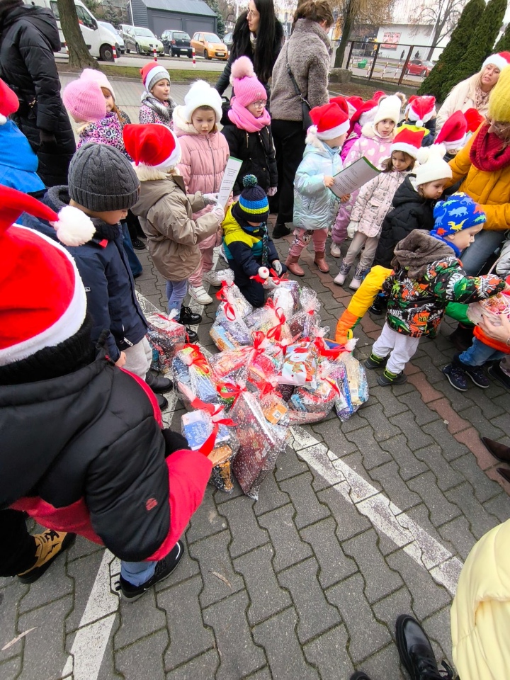 Niech słodka gwiazdka zaświeci PM nr 8 z akcją charytatywną dla potrzebujących [17.12.2025] - zdjęcie #1 - eOstroleka.pl