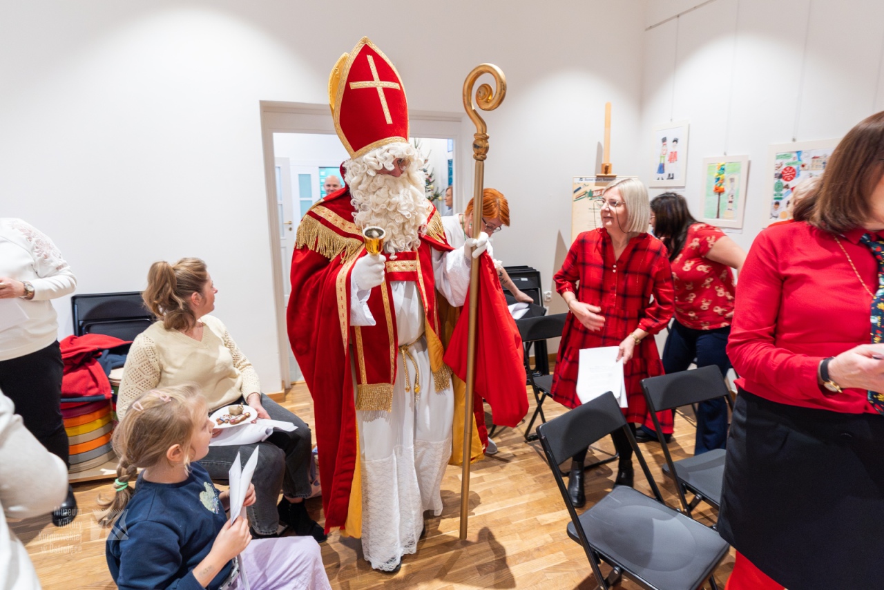 Bożonarodzeniowe tradycje w Muzeum Kultury Kurpiowskiej. „Idą Święta - czas stroić choinkę” [14.12.2025]  - zdjęcie #42 - eOstroleka.pl
