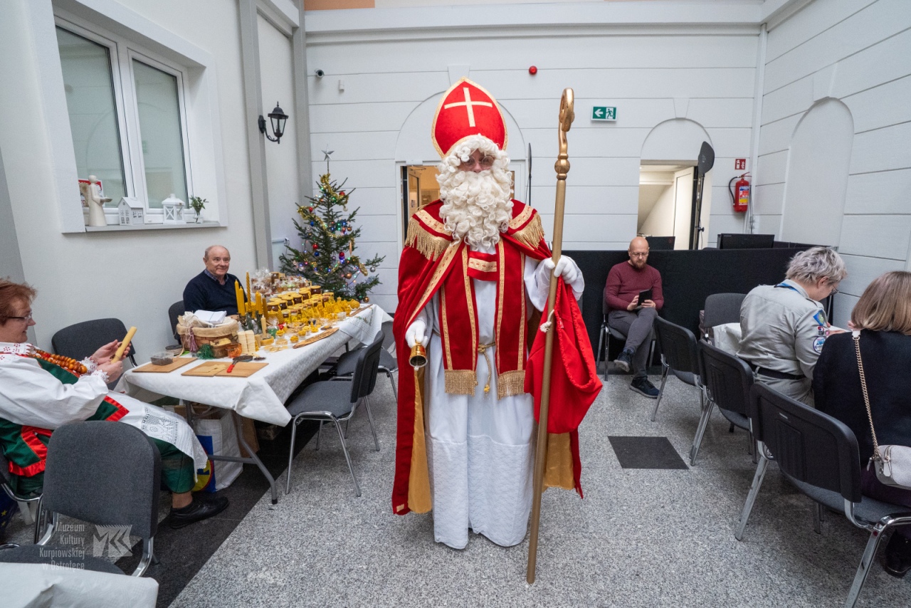 Bożonarodzeniowe tradycje w Muzeum Kultury Kurpiowskiej. „Idą Święta - czas stroić choinkę” [14.12.2025]  - zdjęcie #33 - eOstroleka.pl