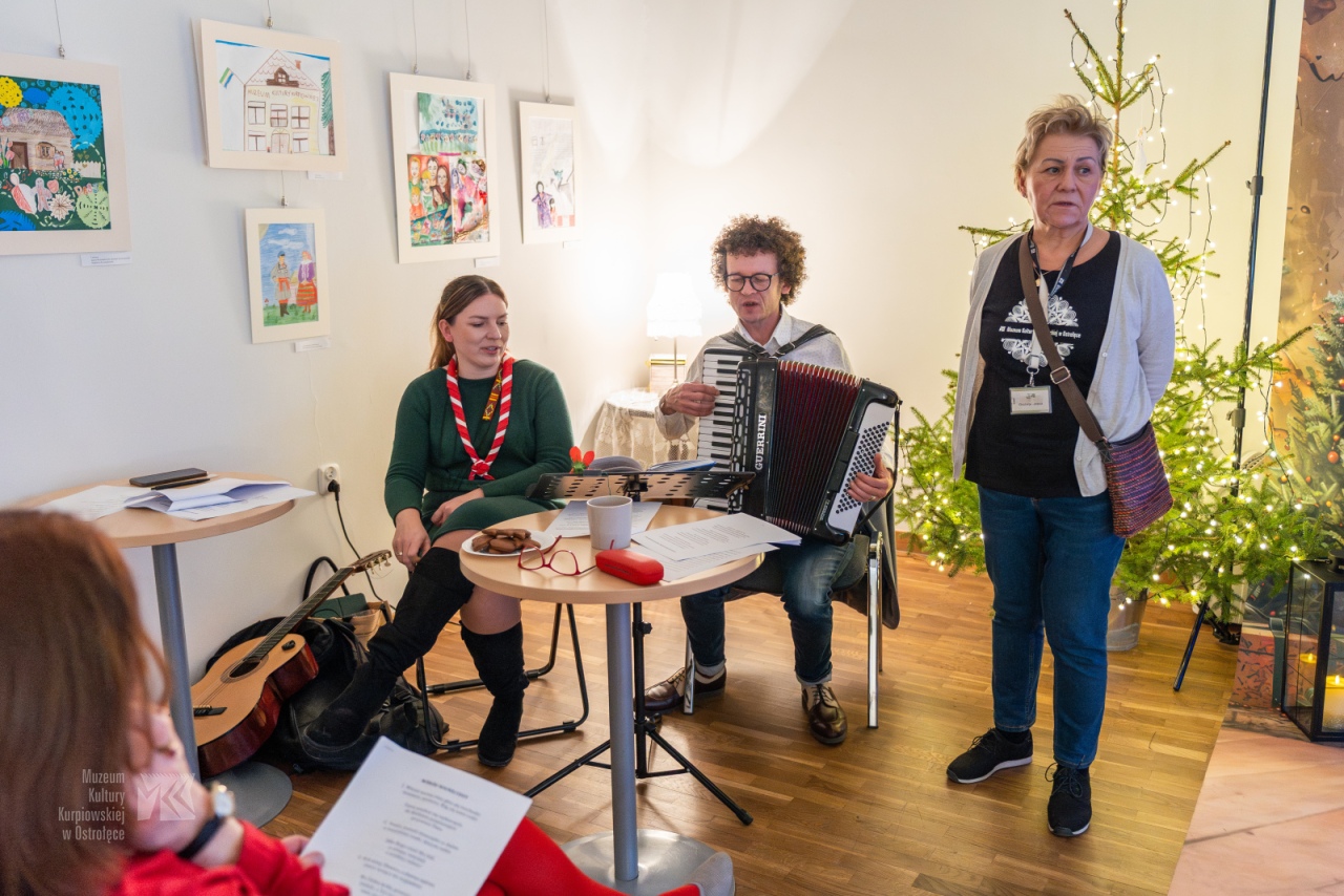 Bożonarodzeniowe tradycje w Muzeum Kultury Kurpiowskiej. „Idą Święta - czas stroić choinkę” [14.12.2025]  - zdjęcie #30 - eOstroleka.pl
