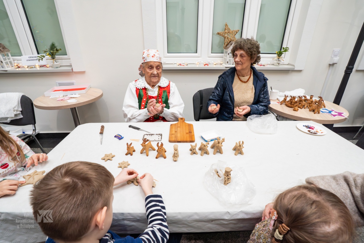 Bożonarodzeniowe tradycje w Muzeum Kultury Kurpiowskiej. „Idą Święta - czas stroić choinkę” [14.12.2025]  - zdjęcie #26 - eOstroleka.pl