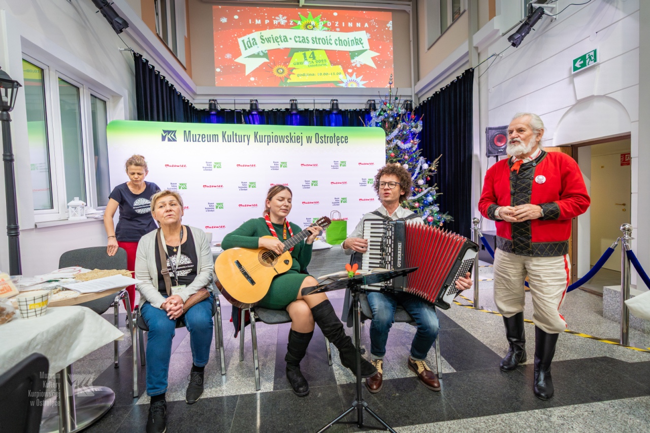 Bożonarodzeniowe tradycje w Muzeum Kultury Kurpiowskiej. „Idą Święta - czas stroić choinkę” [14.12.2025]  - zdjęcie #25 - eOstroleka.pl