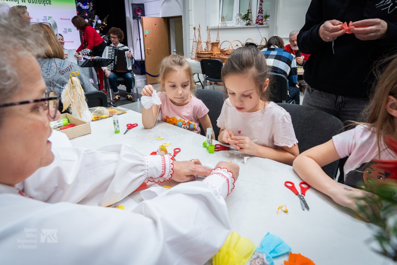 Bożonarodzeniowe tradycje w Muzeum Kultury Kurpiowskiej. „Idą Święta - czas stroić choinkę” [14.12.2025]  - zdjęcie #24 - eOstroleka.pl