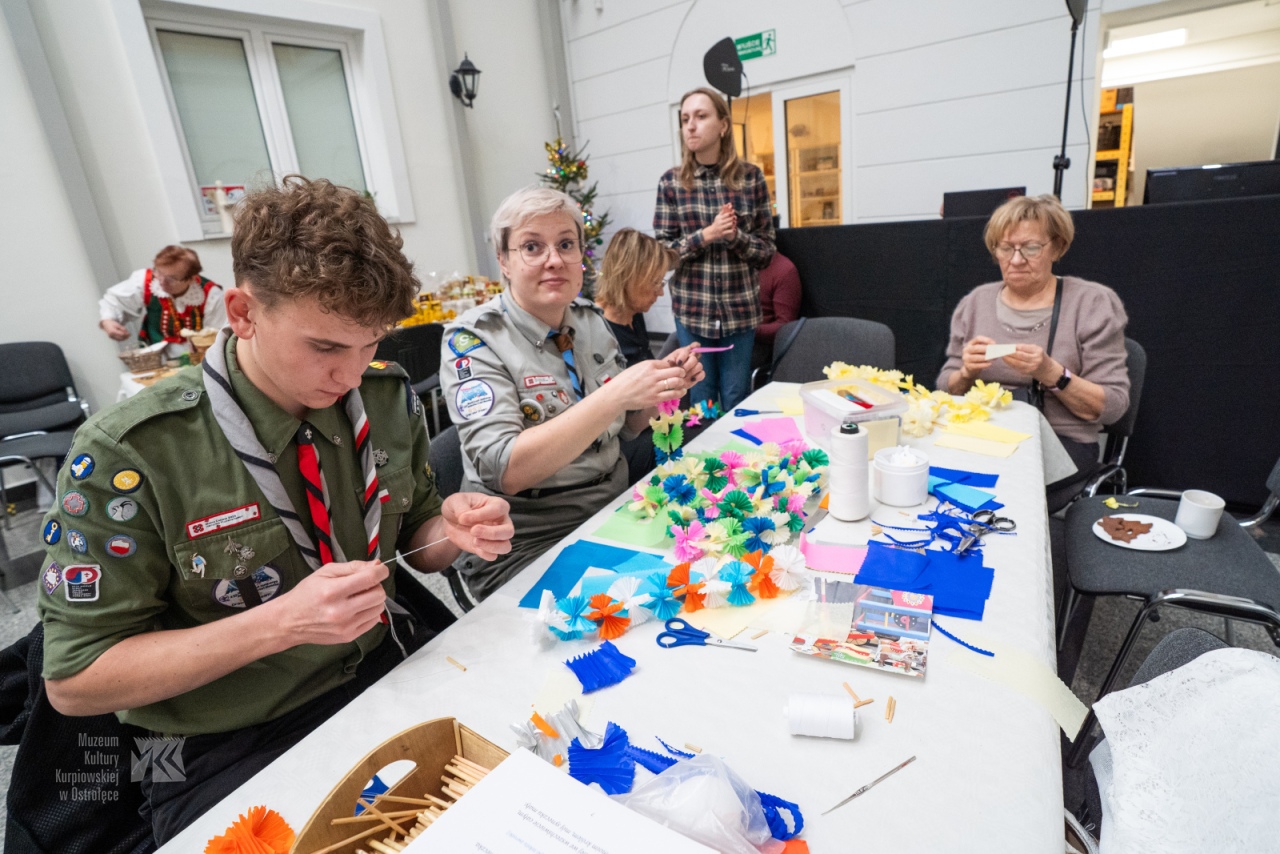 Bożonarodzeniowe tradycje w Muzeum Kultury Kurpiowskiej. „Idą Święta - czas stroić choinkę” [14.12.2025]  - zdjęcie #23 - eOstroleka.pl
