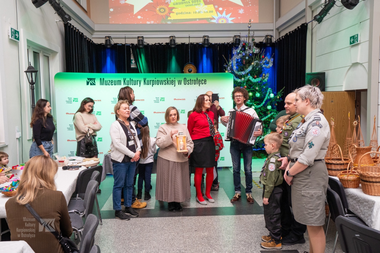Bożonarodzeniowe tradycje w Muzeum Kultury Kurpiowskiej. „Idą Święta - czas stroić choinkę” [14.12.2025]  - zdjęcie #21 - eOstroleka.pl