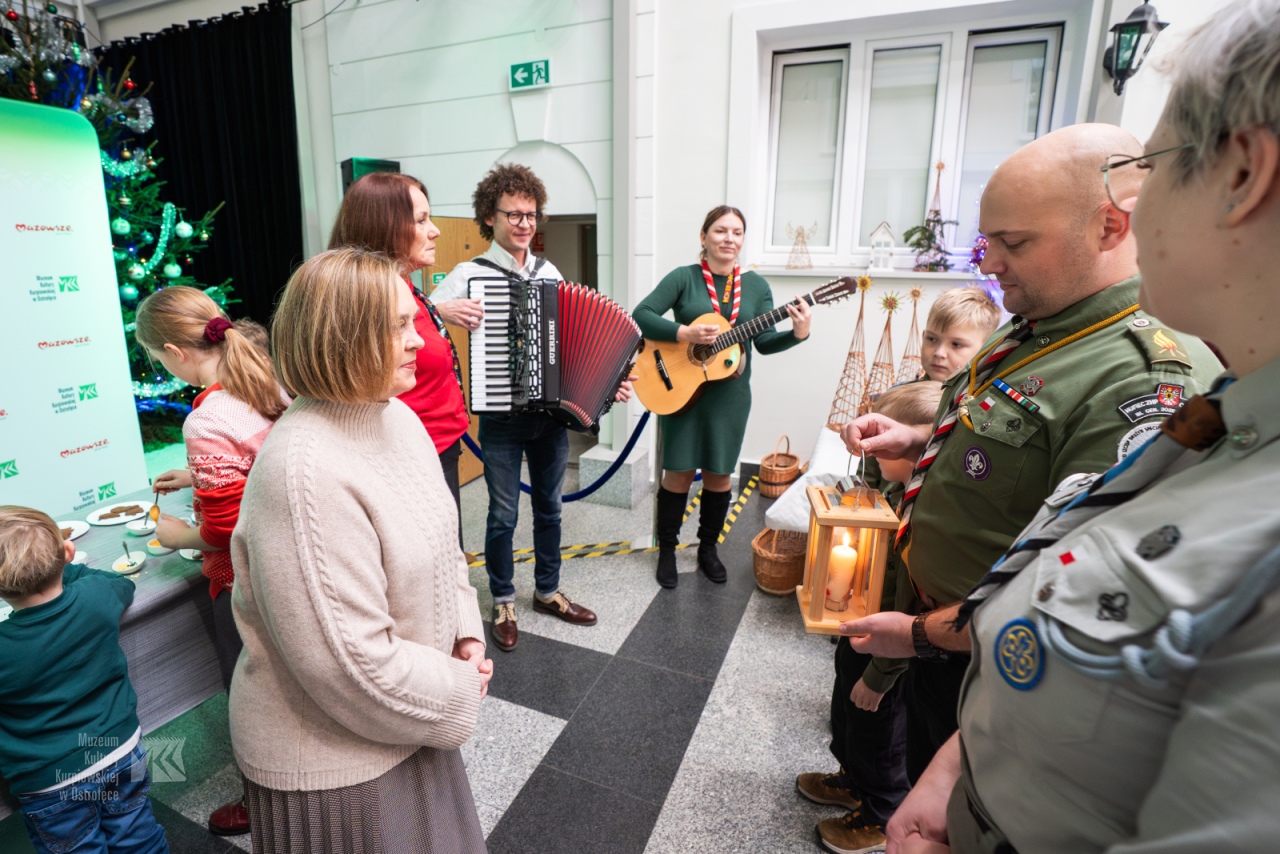 Bożonarodzeniowe tradycje w Muzeum Kultury Kurpiowskiej. „Idą Święta - czas stroić choinkę” [14.12.2025]  - zdjęcie #18 - eOstroleka.pl
