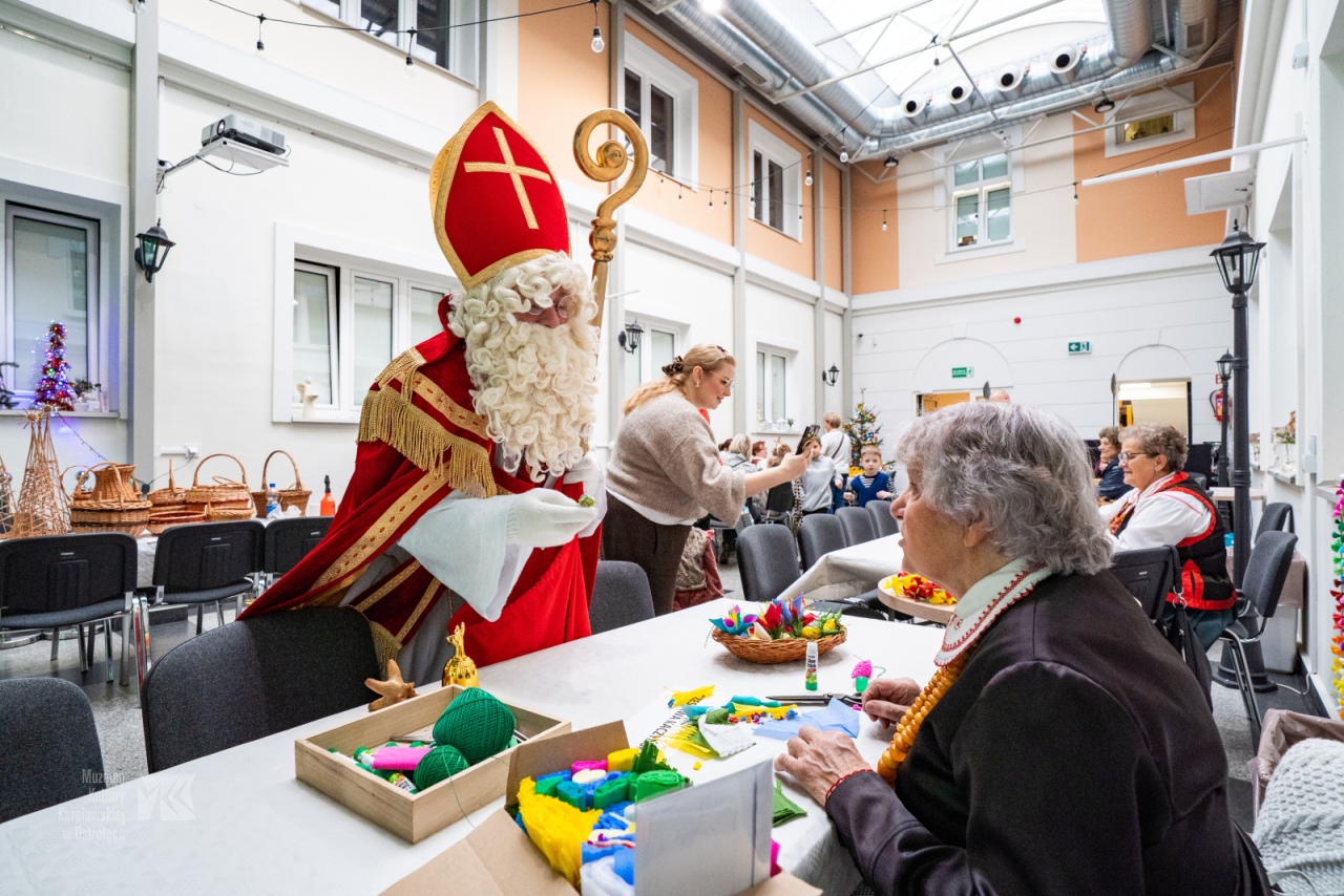 Bożonarodzeniowe tradycje w Muzeum Kultury Kurpiowskiej. „Idą Święta - czas stroić choinkę” [14.12.2025]  - zdjęcie #11 - eOstroleka.pl