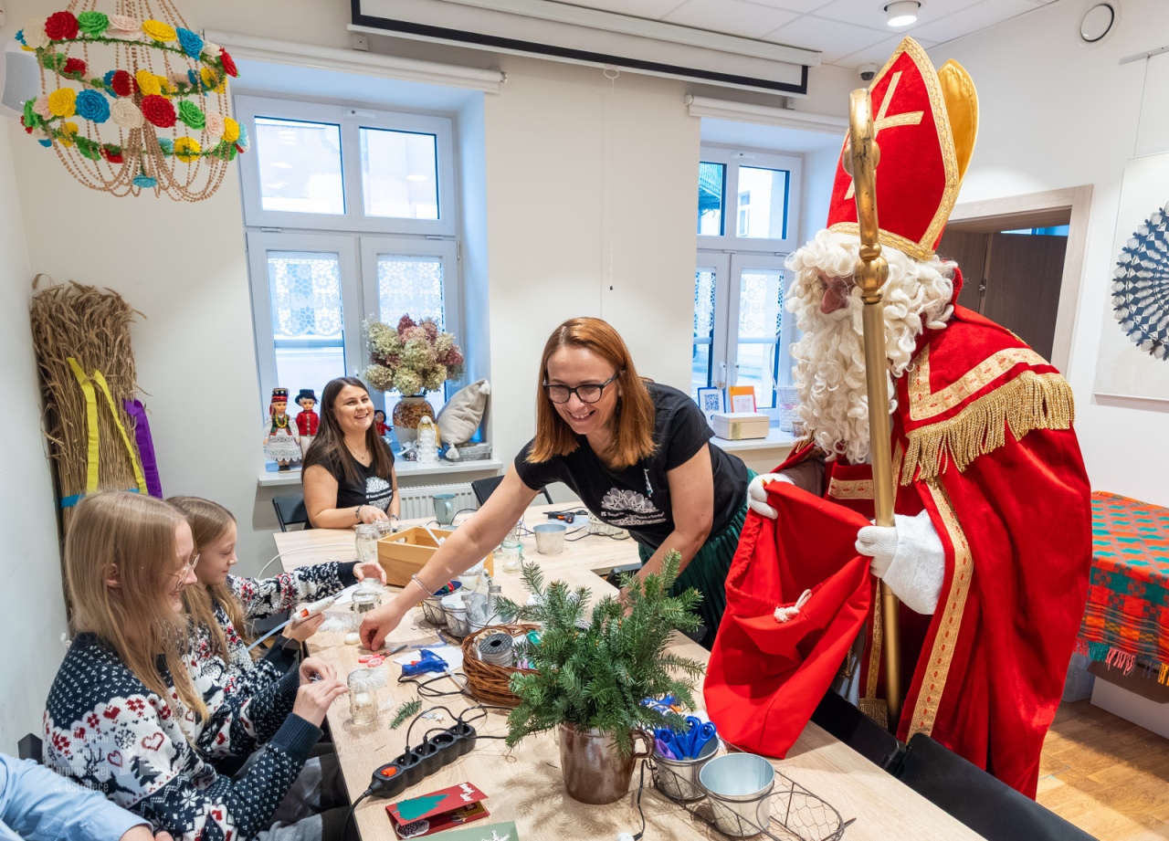 Bożonarodzeniowe tradycje w Muzeum Kultury Kurpiowskiej. „Idą Święta - czas stroić choinkę” [14.12.2025]  - zdjęcie #9 - eOstroleka.pl