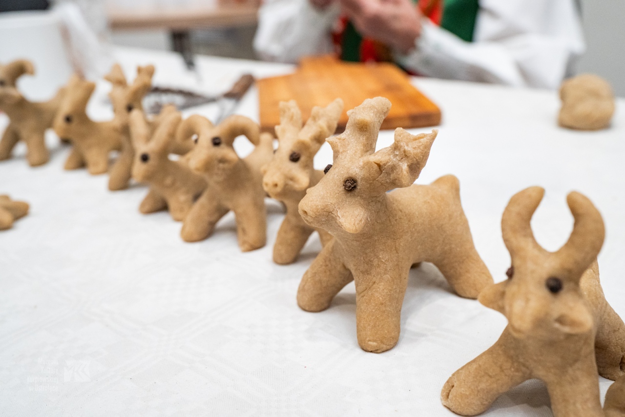 Bożonarodzeniowe tradycje w Muzeum Kultury Kurpiowskiej. „Idą Święta - czas stroić choinkę” [14.12.2025]  - zdjęcie #5 - eOstroleka.pl