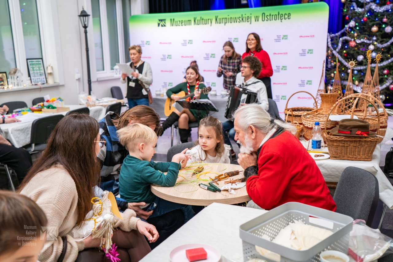Bożonarodzeniowe tradycje w Muzeum Kultury Kurpiowskiej. „Idą Święta - czas stroić choinkę” [14.12.2025]  - zdjęcie #3 - eOstroleka.pl