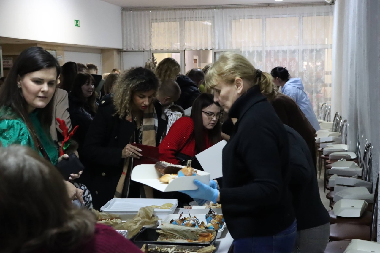 Kiermasz bożonarodzeniowy w Szkole Podstawowej nr 5 [18.12.2025] - zdjęcie #67 - eOstroleka.pl