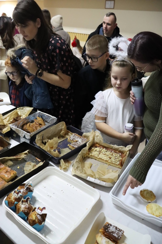 Kiermasz bożonarodzeniowy w Szkole Podstawowej nr 5 [18.12.2025] - zdjęcie #60 - eOstroleka.pl