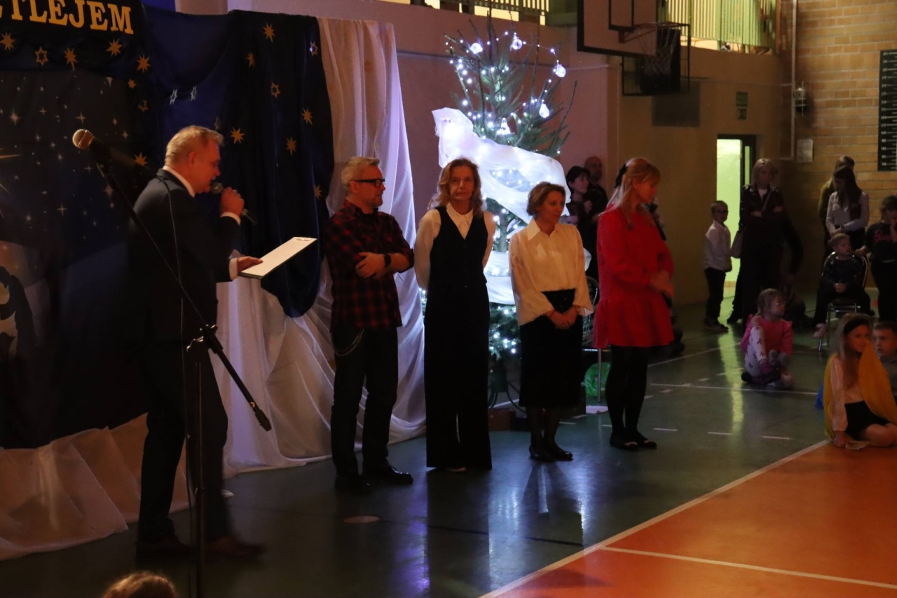 Kiermasz bożonarodzeniowy w Szkole Podstawowej nr 5 [18.12.2025] - zdjęcie #56 - eOstroleka.pl