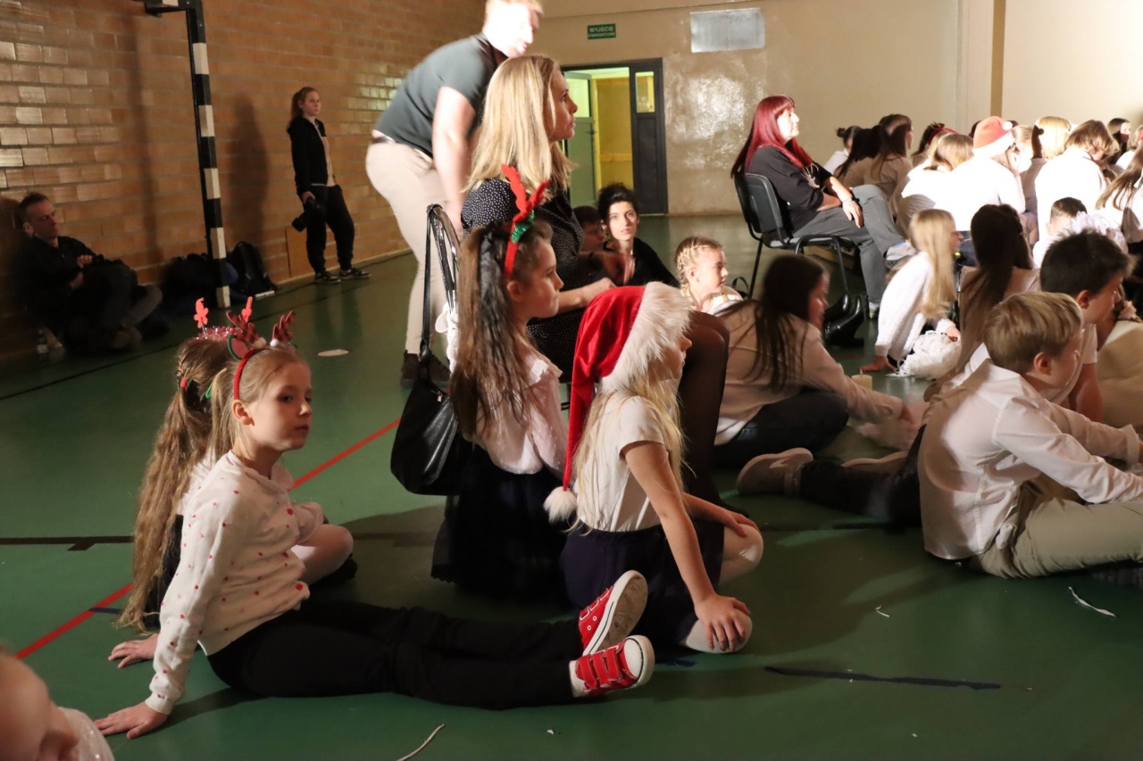 Kiermasz bożonarodzeniowy w Szkole Podstawowej nr 5 [18.12.2025] - zdjęcie #54 - eOstroleka.pl