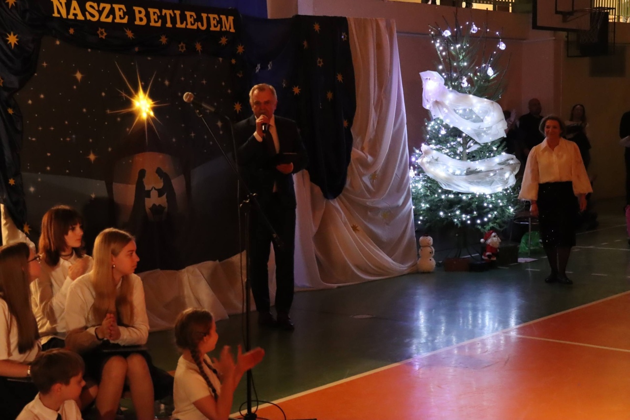 Kiermasz bożonarodzeniowy w Szkole Podstawowej nr 5 [18.12.2025] - zdjęcie #42 - eOstroleka.pl