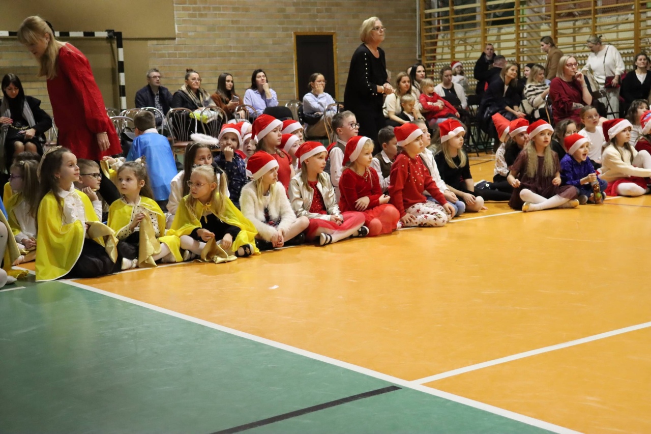 Kiermasz bożonarodzeniowy w Szkole Podstawowej nr 5 [18.12.2025] - zdjęcie #40 - eOstroleka.pl