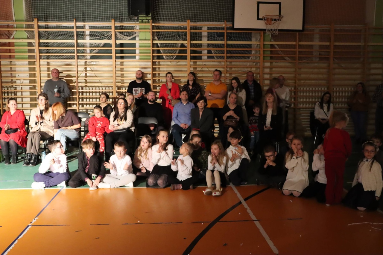 Kiermasz bożonarodzeniowy w Szkole Podstawowej nr 5 [18.12.2025] - zdjęcie #30 - eOstroleka.pl
