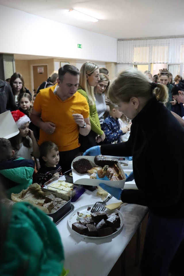 Kiermasz bożonarodzeniowy w Szkole Podstawowej nr 5 [18.12.2025] - zdjęcie #29 - eOstroleka.pl