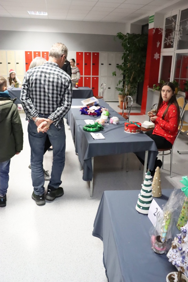 Kiermasz bożonarodzeniowy w Szkole Podstawowej nr 5 [18.12.2025] - zdjęcie #24 - eOstroleka.pl