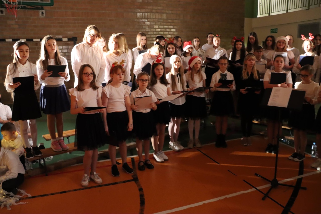 Kiermasz bożonarodzeniowy w Szkole Podstawowej nr 5 [18.12.2025] - zdjęcie #23 - eOstroleka.pl