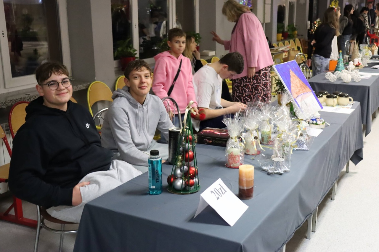 Kiermasz bożonarodzeniowy w Szkole Podstawowej nr 5 [18.12.2025] - zdjęcie #16 - eOstroleka.pl