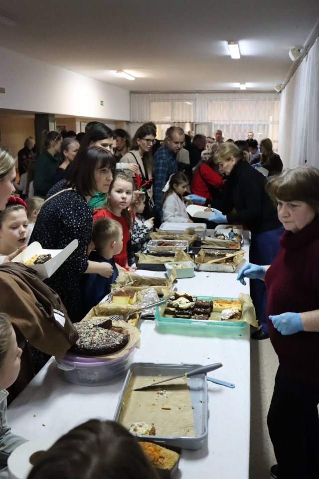 Kiermasz bożonarodzeniowy w Szkole Podstawowej nr 5 [18.12.2025] - zdjęcie #12 - eOstroleka.pl