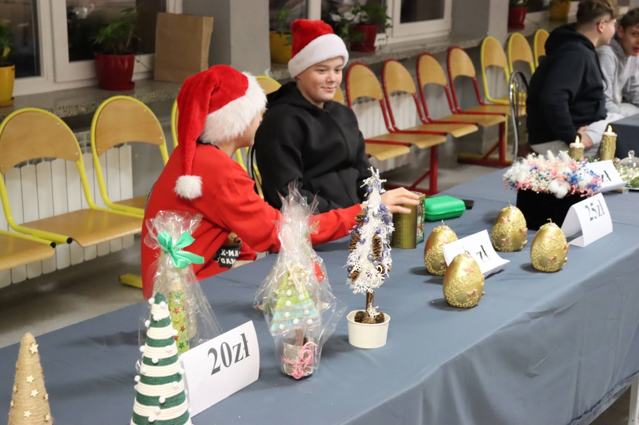 Kiermasz bożonarodzeniowy w Szkole Podstawowej nr 5 [18.12.2025] - zdjęcie #11 - eOstroleka.pl