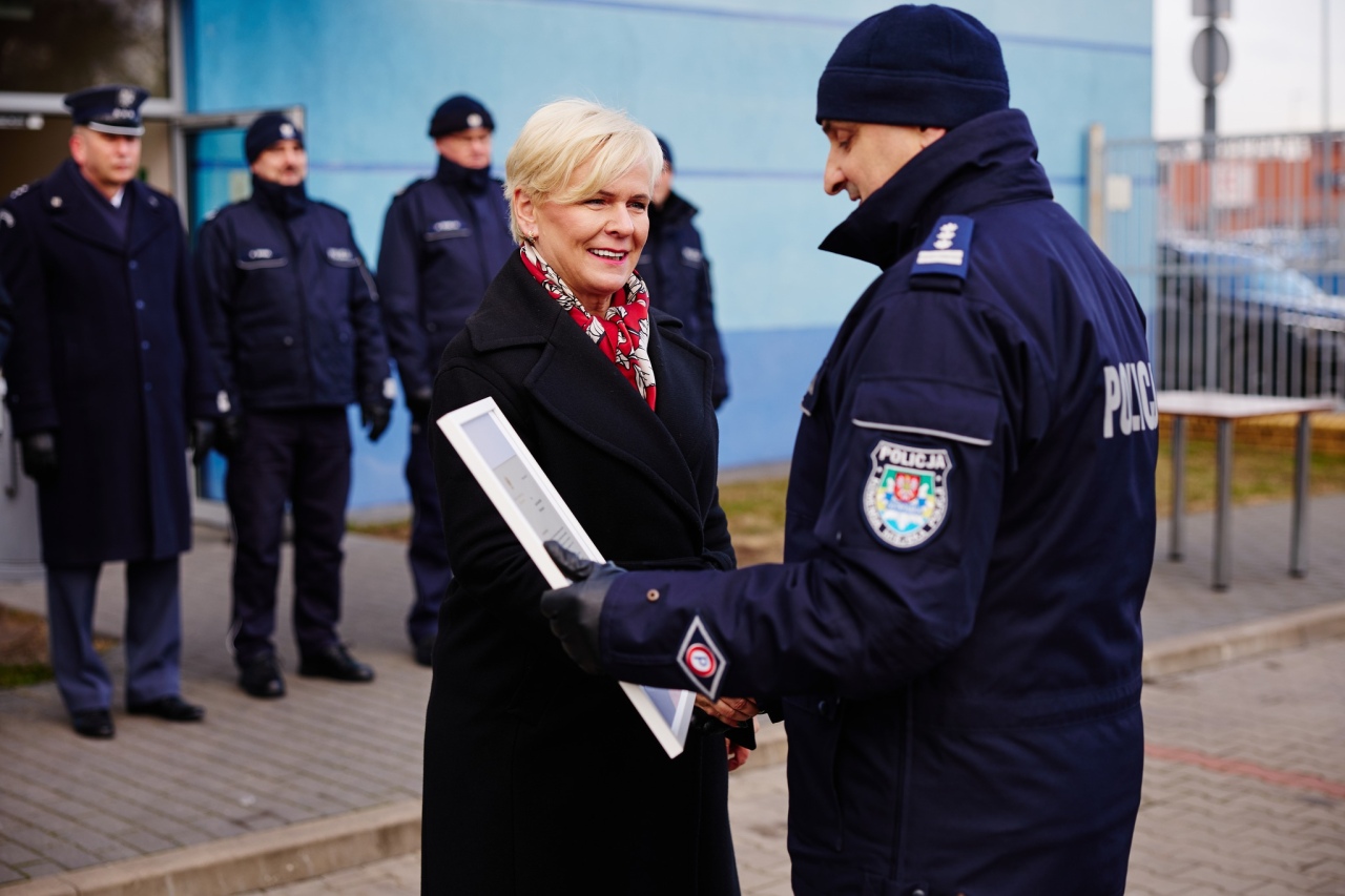 Uroczyste przekazanie radiowozów ostrołęckiej policji [18.12.2025] - zdjęcie #26 - eOstroleka.pl