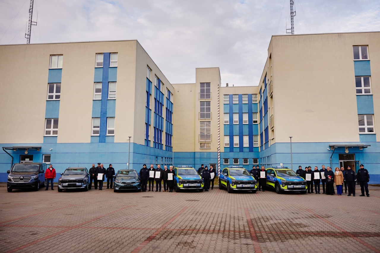 Uroczyste przekazanie radiowozów ostrołęckiej policji [18.12.2025] - zdjęcie #24 - eOstroleka.pl