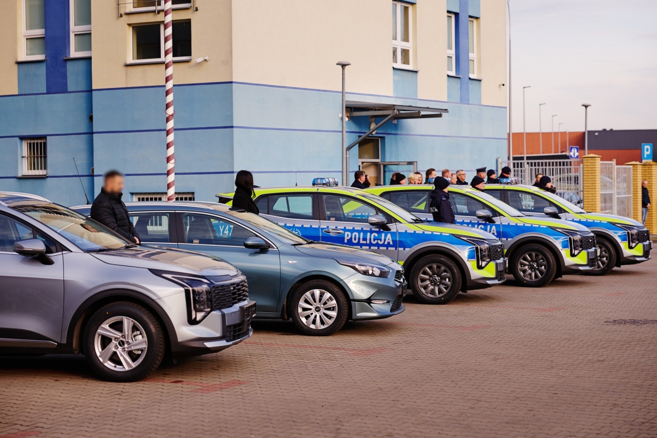Uroczyste przekazanie radiowozów ostrołęckiej policji [18.12.2025] - zdjęcie #22 - eOstroleka.pl