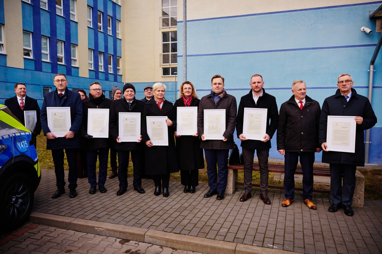 Uroczyste przekazanie radiowozów ostrołęckiej policji [18.12.2025] - zdjęcie #21 - eOstroleka.pl