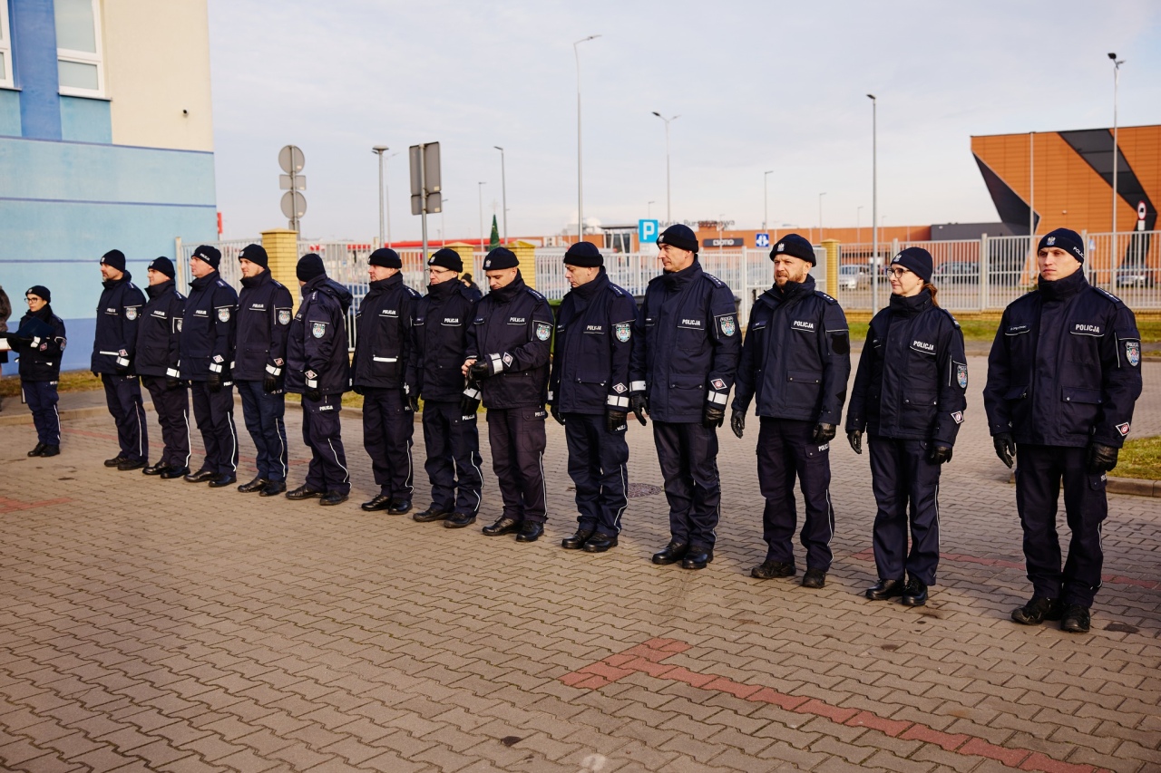 Uroczyste przekazanie radiowozów ostrołęckiej policji [18.12.2025] - zdjęcie #20 - eOstroleka.pl