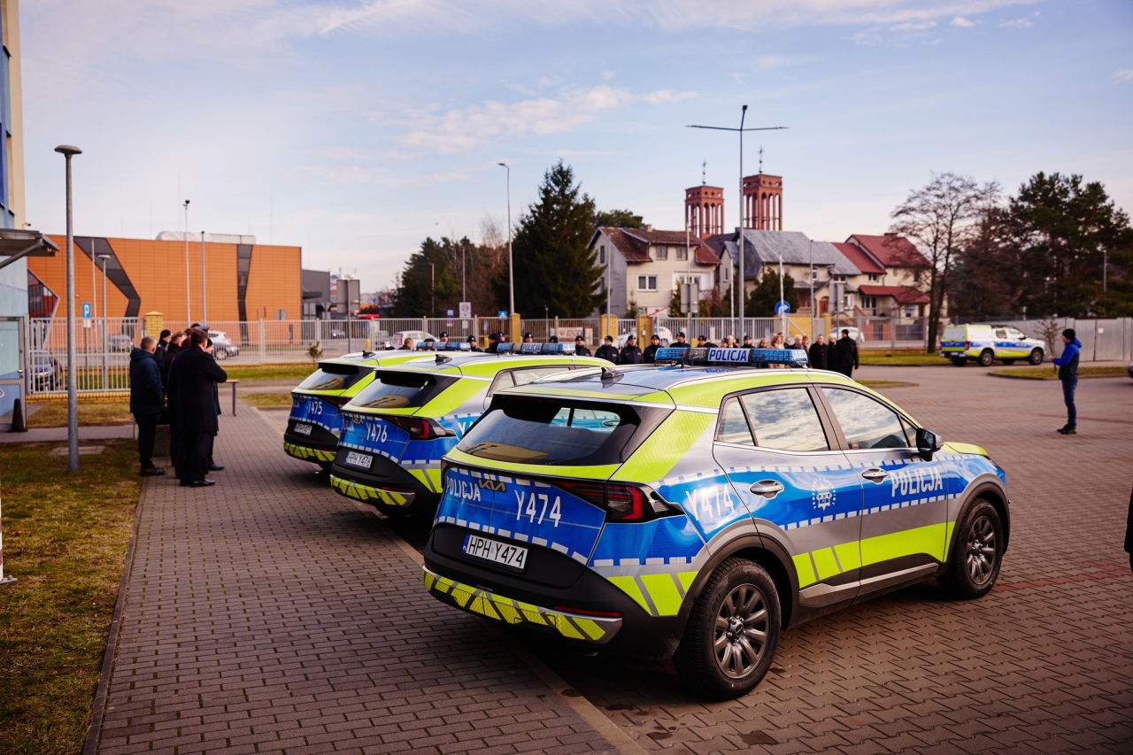 Uroczyste przekazanie radiowozów ostrołęckiej policji [18.12.2025] - zdjęcie #16 - eOstroleka.pl