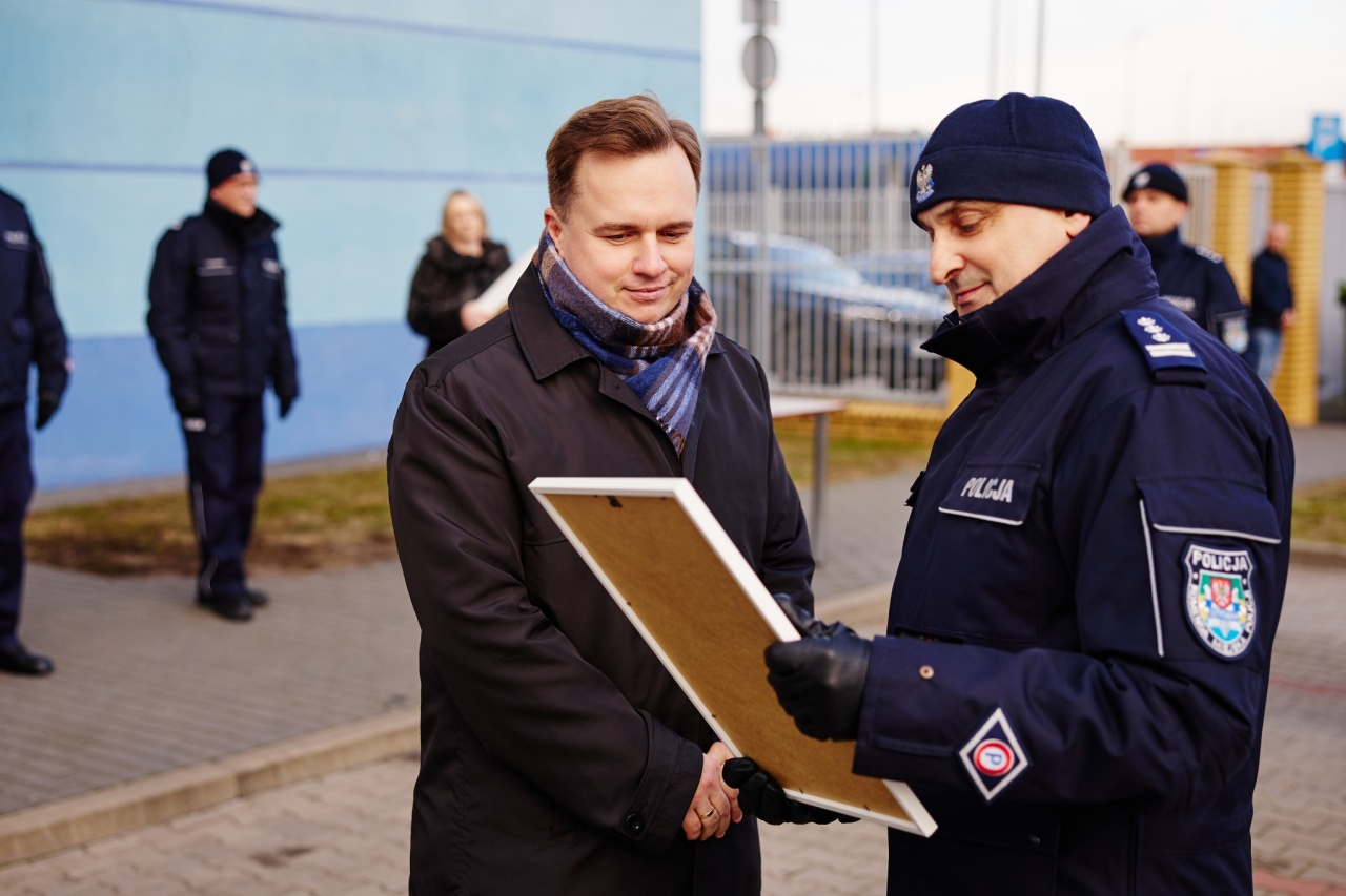 Uroczyste przekazanie radiowozów ostrołęckiej policji [18.12.2025] - zdjęcie #15 - eOstroleka.pl