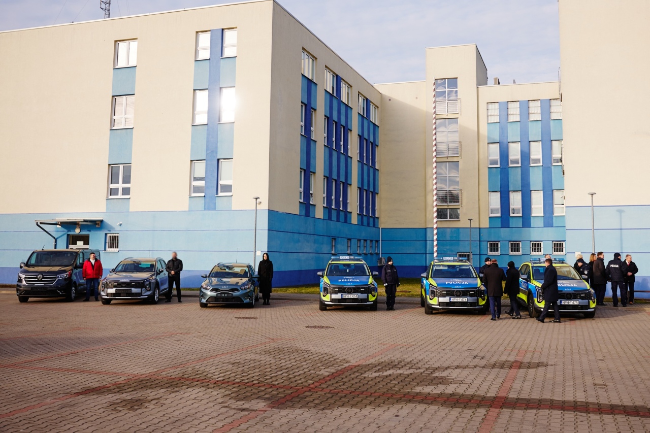 Uroczyste przekazanie radiowozów ostrołęckiej policji [18.12.2025] - zdjęcie #14 - eOstroleka.pl
