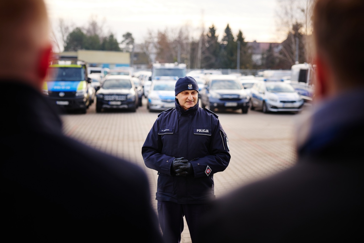Uroczyste przekazanie radiowozów ostrołęckiej policji [18.12.2025] - zdjęcie #12 - eOstroleka.pl