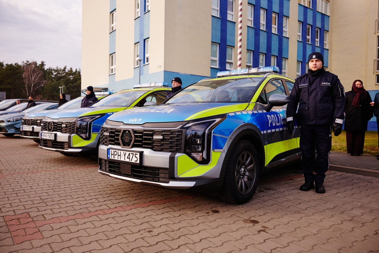 Uroczyste przekazanie radiowozów ostrołęckiej policji [18.12.2025] - zdjęcie #11 - eOstroleka.pl