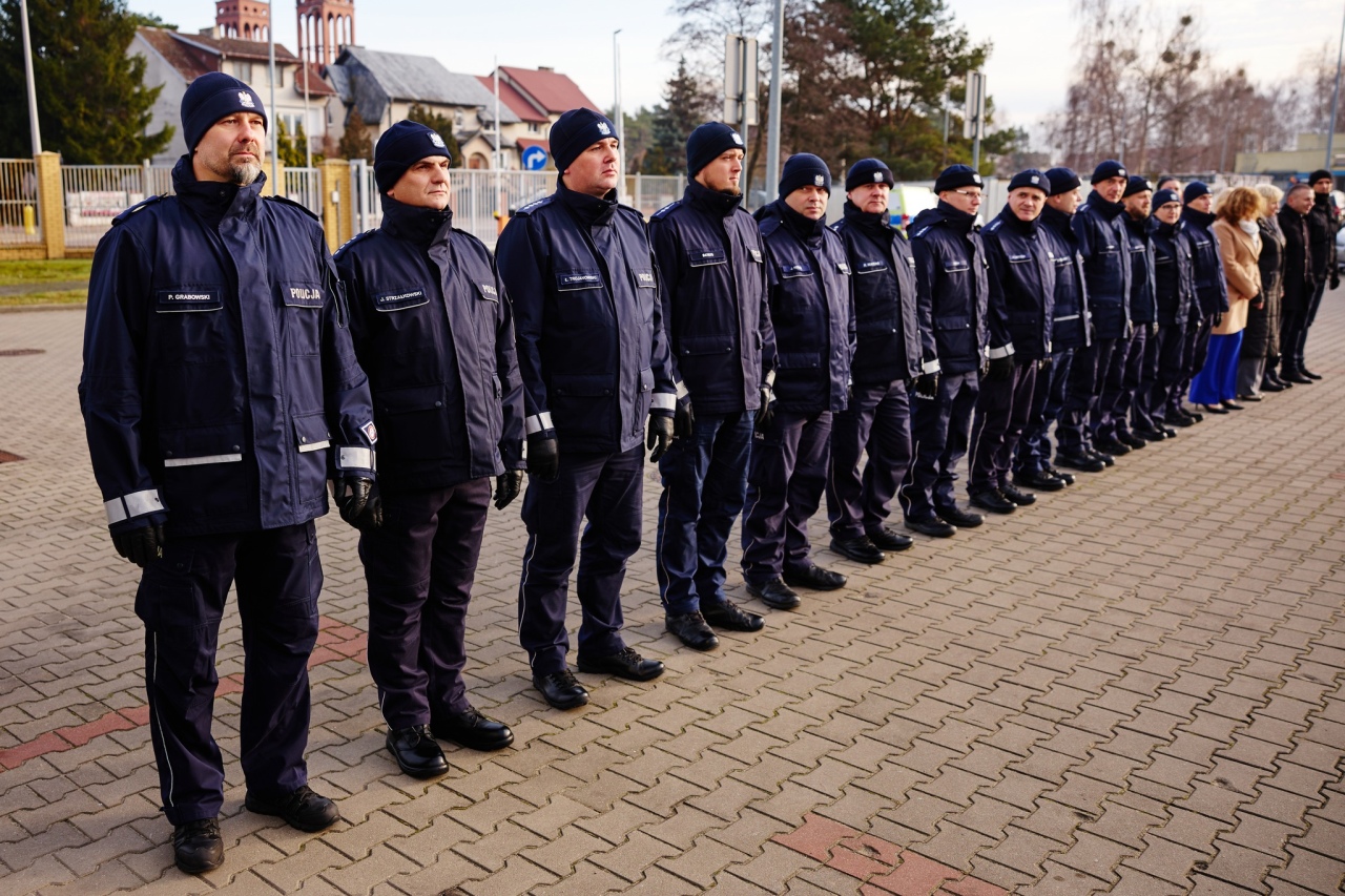 Uroczyste przekazanie radiowozów ostrołęckiej policji [18.12.2025] - zdjęcie #6 - eOstroleka.pl