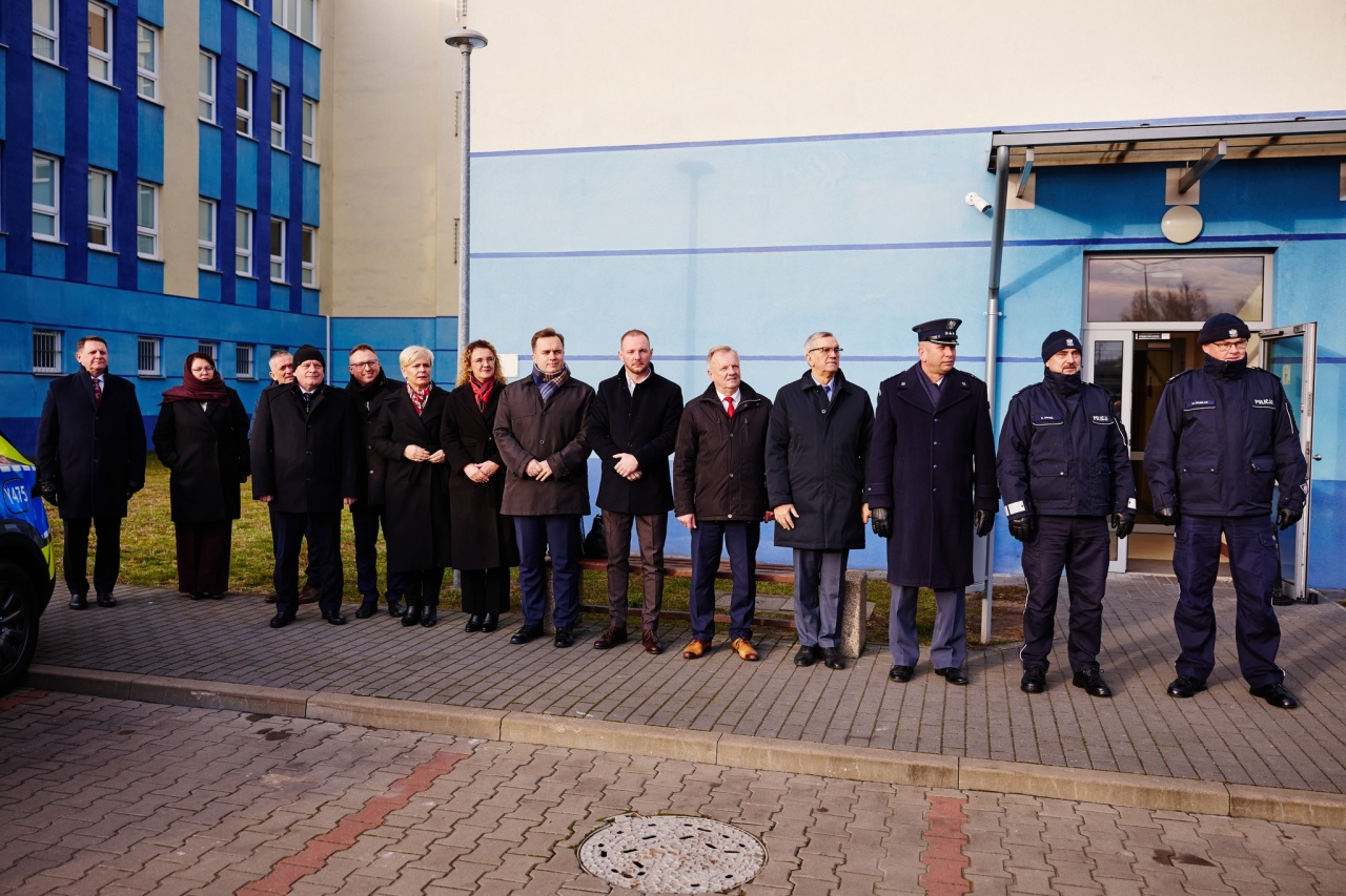 Uroczyste przekazanie radiowozów ostrołęckiej policji [18.12.2025] - zdjęcie #4 - eOstroleka.pl