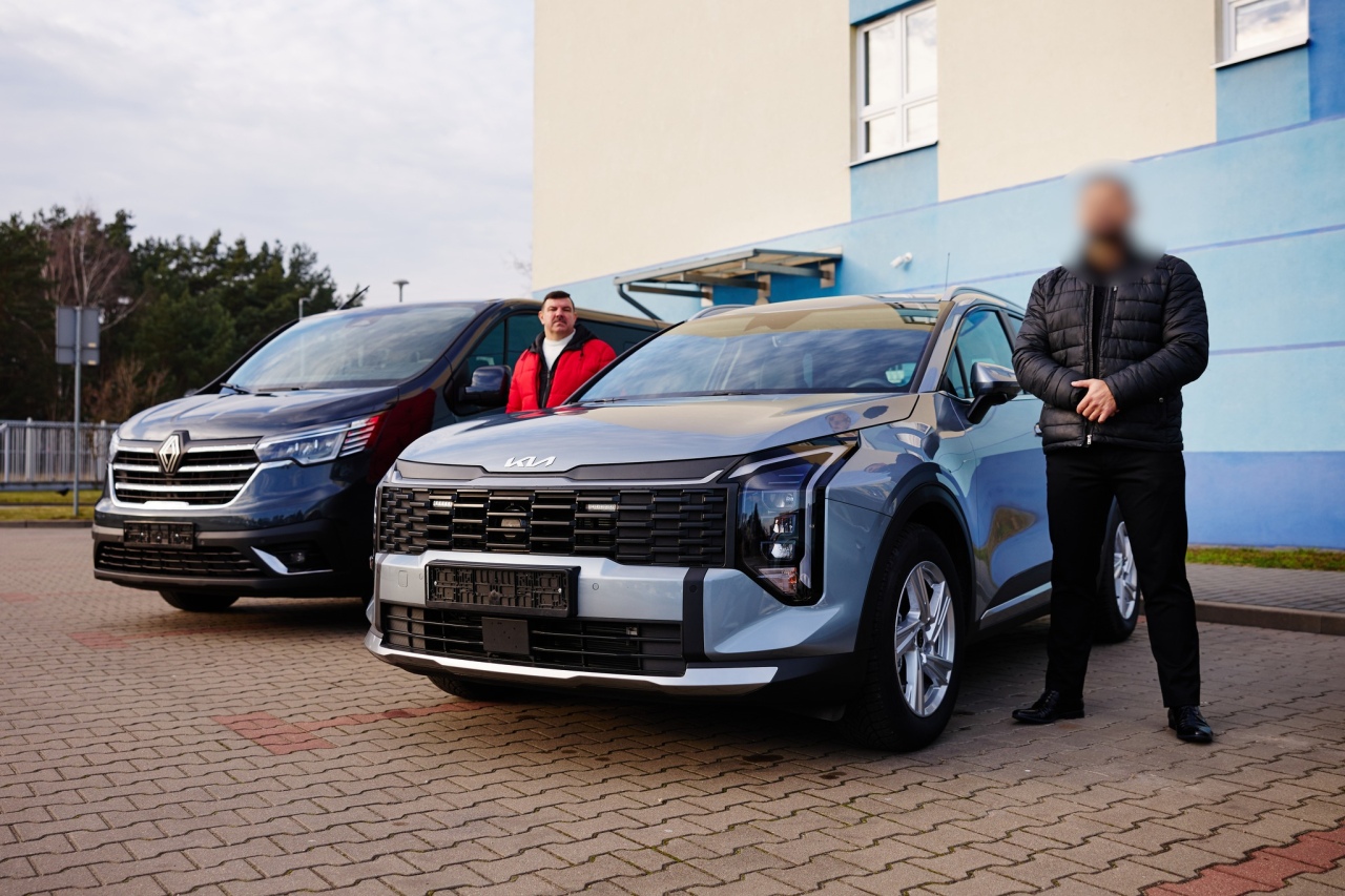 Uroczyste przekazanie radiowozów ostrołęckiej policji [18.12.2025] - zdjęcie #3 - eOstroleka.pl