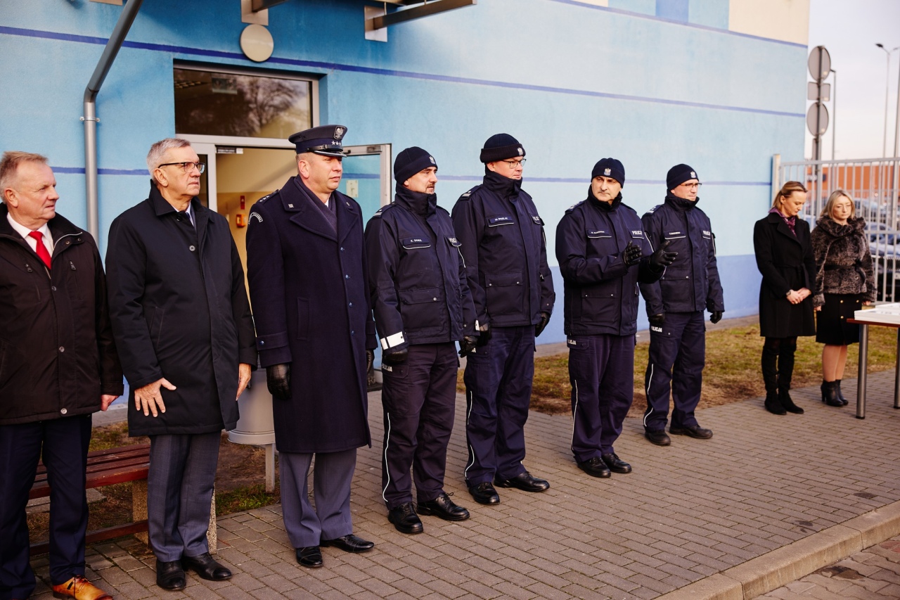 Uroczyste przekazanie radiowozów ostrołęckiej policji [18.12.2025] - zdjęcie #1 - eOstroleka.pl