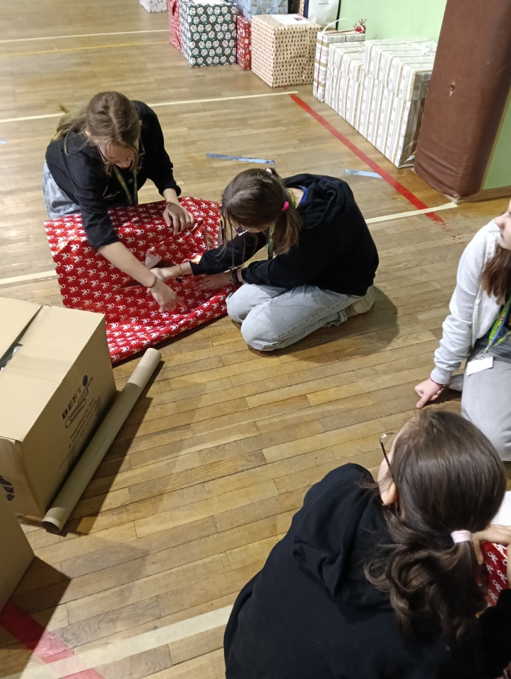 Społeczność SP nr 2  wsparła Szlachetną Paczkę fot. SP nr 2 [14.12.2025] - zdjęcie #4 - eOstroleka.pl