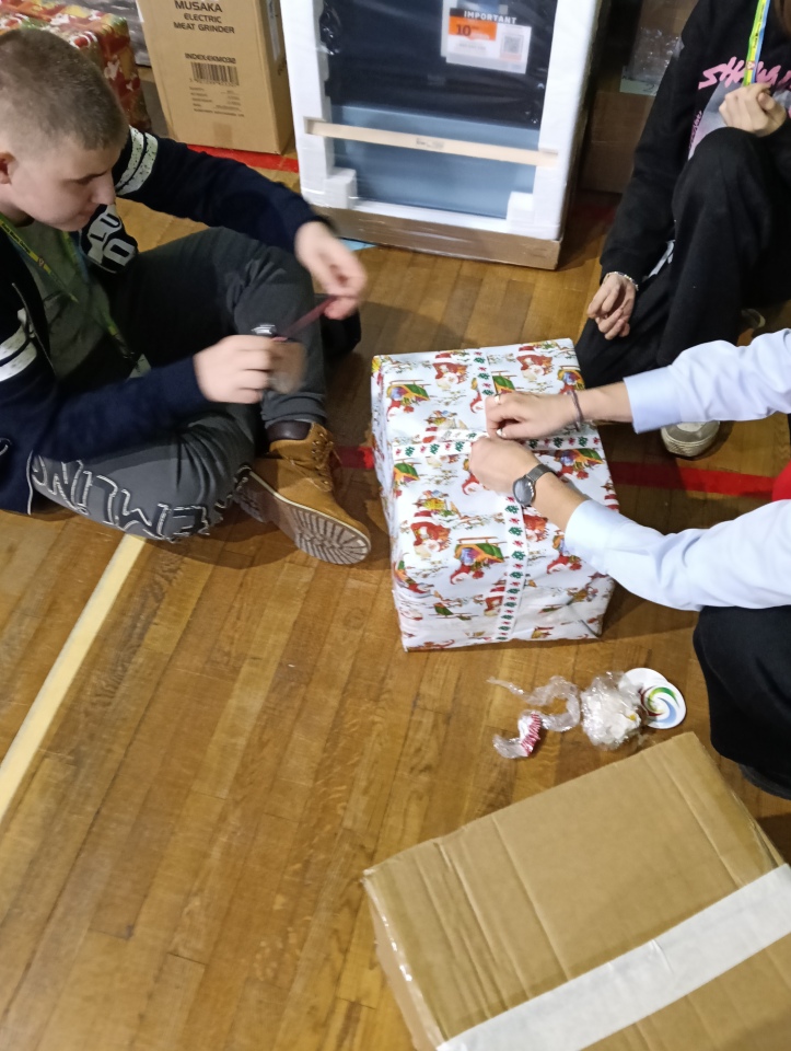 Społeczność SP nr 2  wsparła Szlachetną Paczkę fot. SP nr 2 [14.12.2025] - zdjęcie #3 - eOstroleka.pl