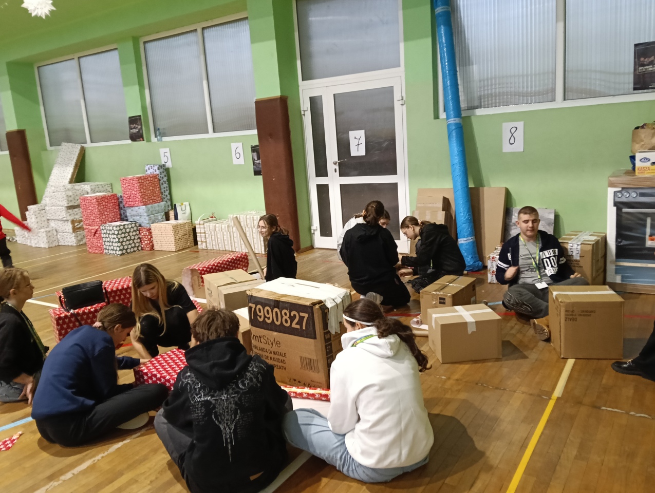 Społeczność SP nr 2  wsparła Szlachetną Paczkę fot. SP nr 2 [14.12.2025] - zdjęcie #2 - eOstroleka.pl