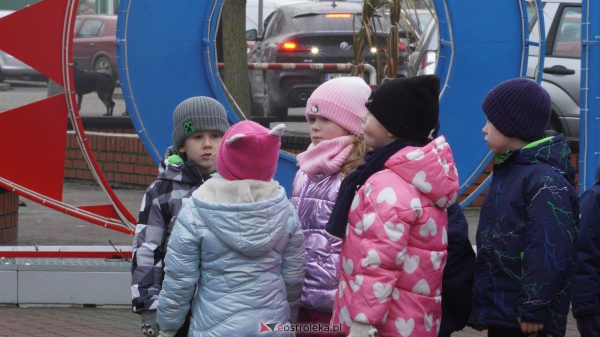 Miejska choinka na Placu Wolności już ubrana. W akcji pomogli najmłodsi ostrołęczanie! [19.12.2025] - zdjęcie #91 - eOstroleka.pl