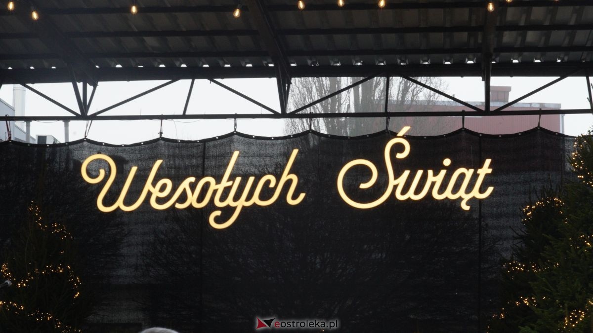 Miejska choinka na Placu Wolności już ubrana. W akcji pomogli najmłodsi ostrołęczanie! [19.12.2025] - zdjęcie #90 - eOstroleka.pl