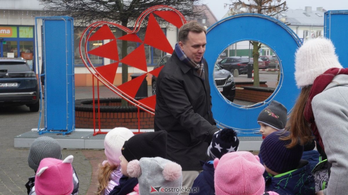 Miejska choinka na Placu Wolności już ubrana. W akcji pomogli najmłodsi ostrołęczanie! [19.12.2025] - zdjęcie #89 - eOstroleka.pl