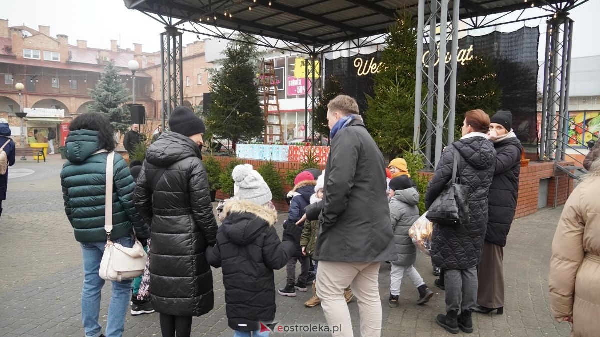 Miejska choinka na Placu Wolności już ubrana. W akcji pomogli najmłodsi ostrołęczanie! [19.12.2025] - zdjęcie #88 - eOstroleka.pl