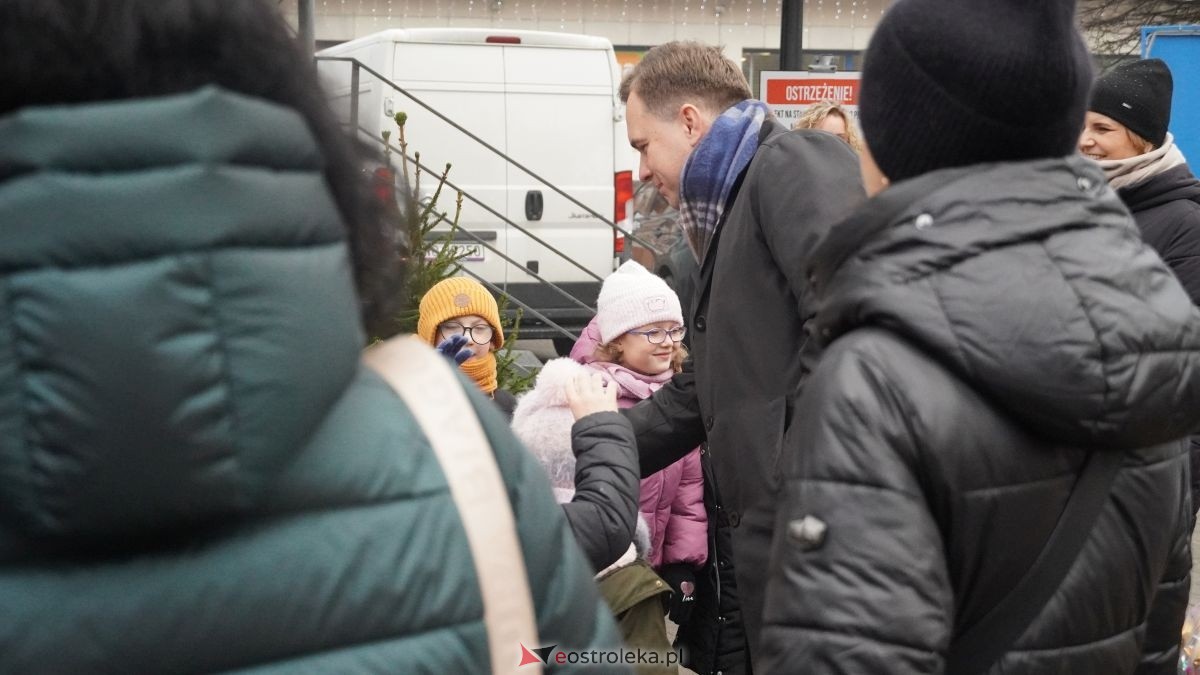 Miejska choinka na Placu Wolności już ubrana. W akcji pomogli najmłodsi ostrołęczanie! [19.12.2025] - zdjęcie #87 - eOstroleka.pl