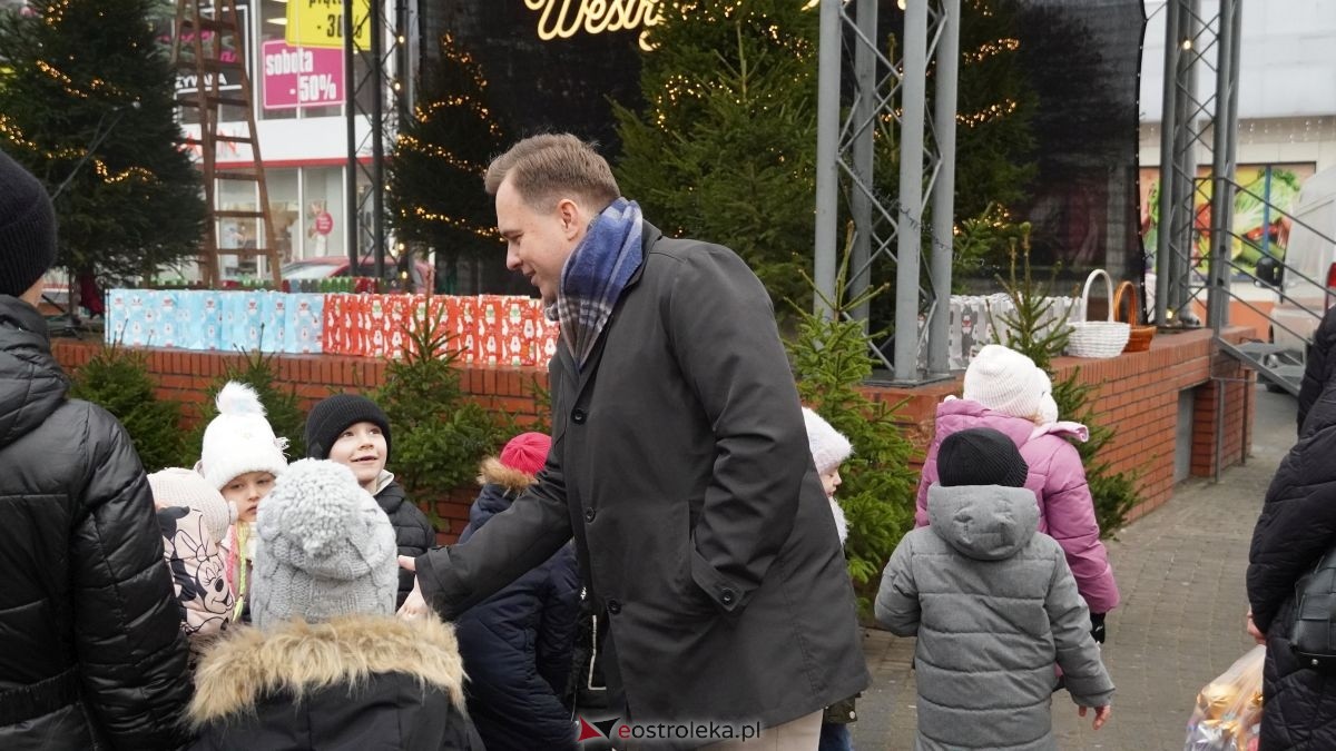 Miejska choinka na Placu Wolności już ubrana. W akcji pomogli najmłodsi ostrołęczanie! [19.12.2025] - zdjęcie #86 - eOstroleka.pl